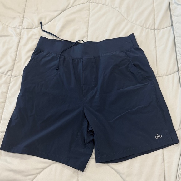 ALO Yoga Repetition 7 in Performance Shorts - Navy - Picture 1 of 3